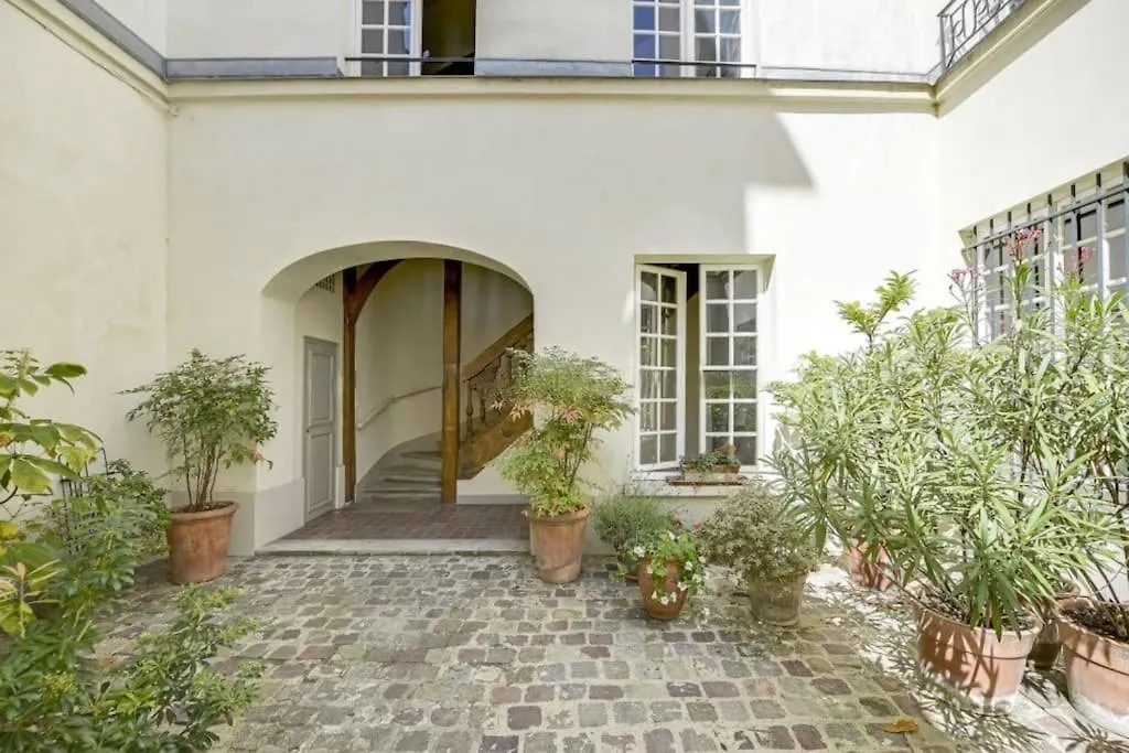 Luxurious Apartment In Le Marais Paris